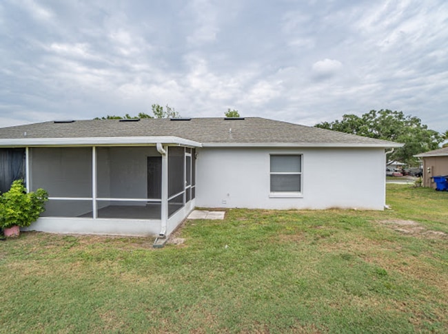 Building Photo - MOVE IN SPECIAL- Spacious 3/2 Duplex in St. Cloud Located Close to Lakefront