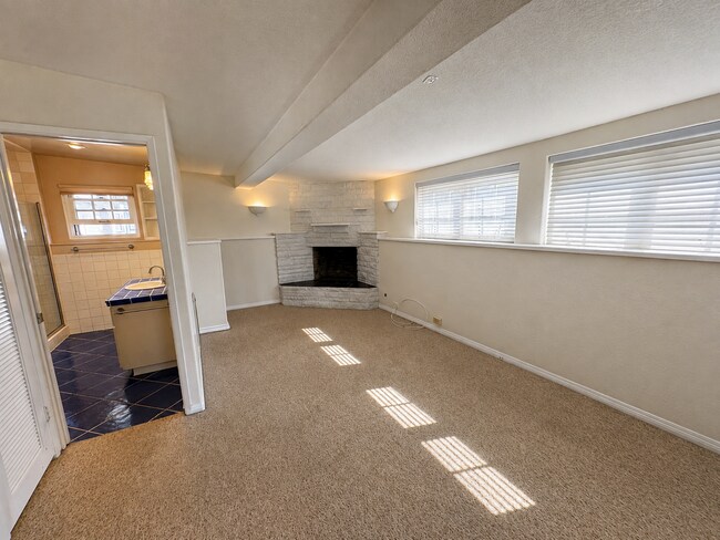 Building Photo - 352 Glen Ellen Dr
