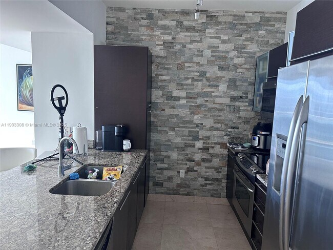 Building Photo - 950 Brickell Bay Dr