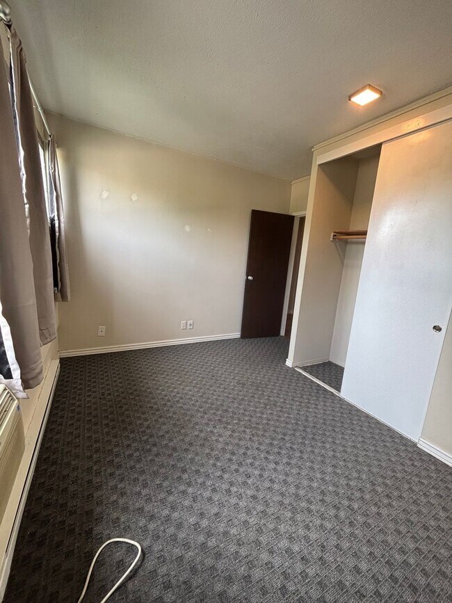 Building Photo - Upgraded 2 Bedroom 2 Bath Close to Downtow...