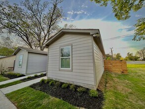 Building Photo - Sunny Side Up