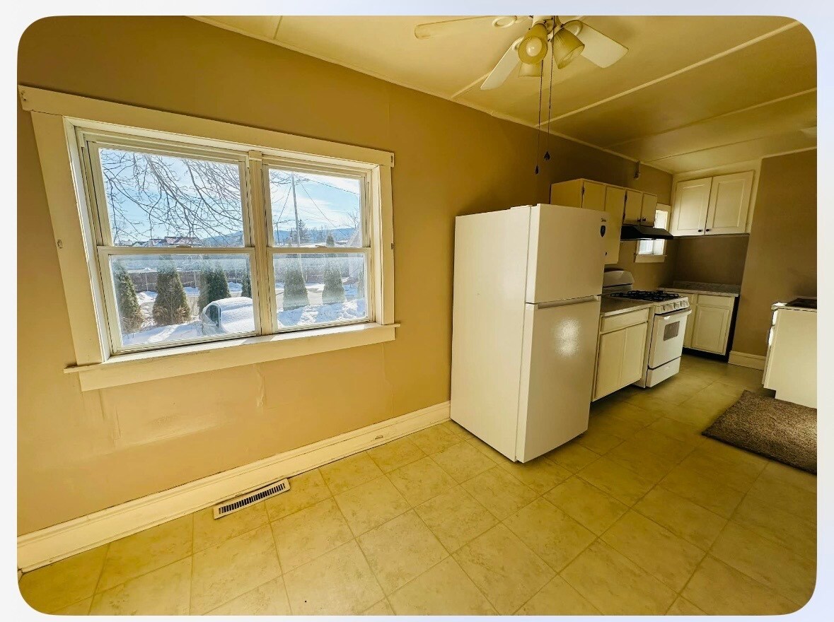 Building Photo - 345 1/2 Chemung St