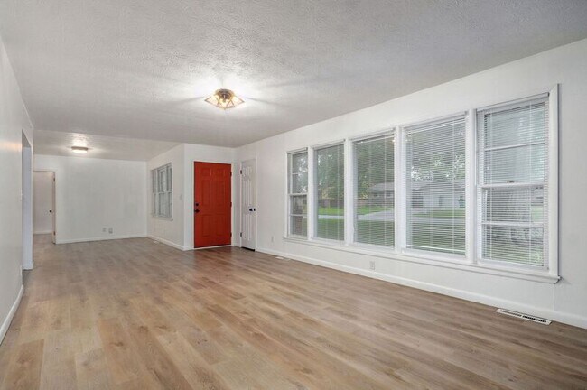 Building Photo - 906 N Belview Ave