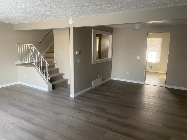 Building Photo - 74 Willowick Dr