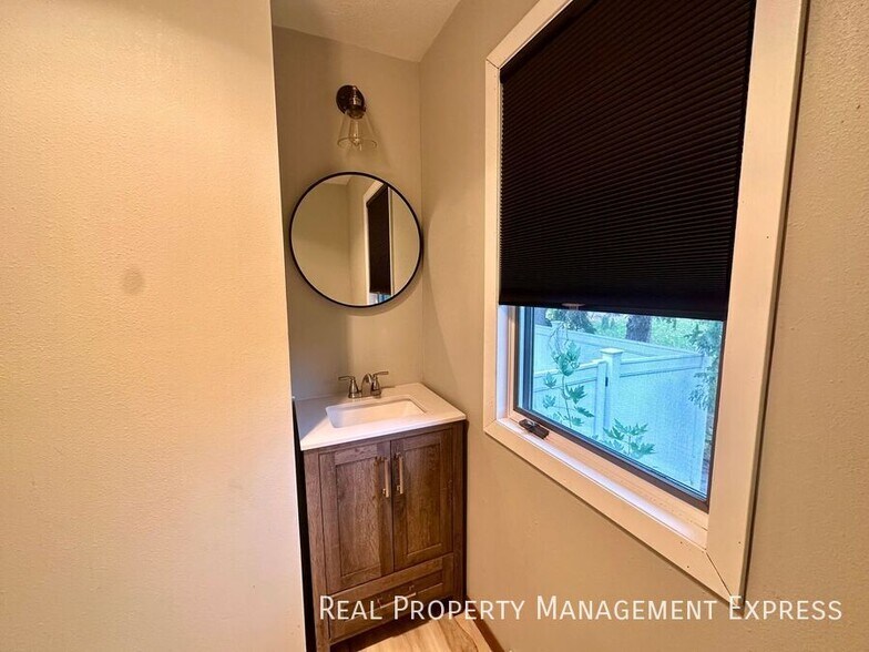 Building Photo - 5 Bedroom 4 Bath Home Blending Luxury and ...