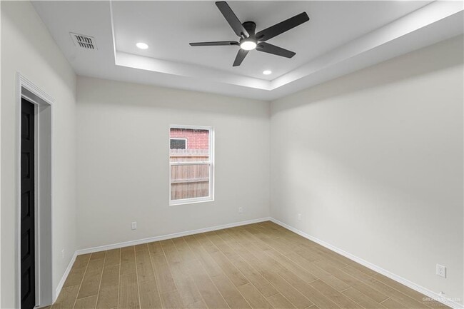 Building Photo - 10 Hidden Hls St