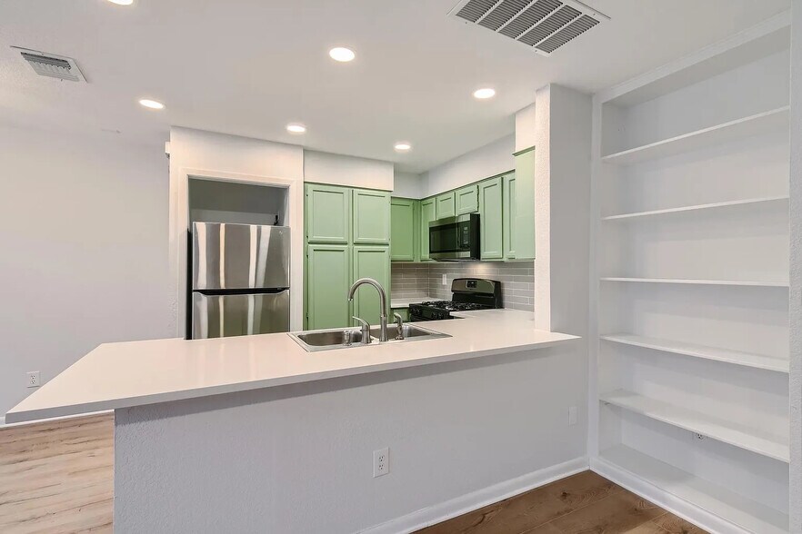 Building Photo - Room in Condo on Beauregard Cir