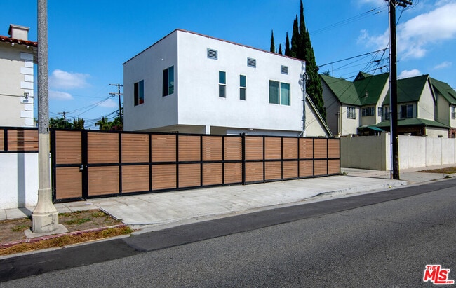 Building Photo - 5537 W 3rd St