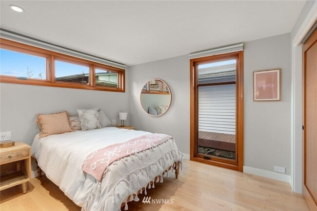 Building Photo - 3bd/2.5ba Seattle Houseboat