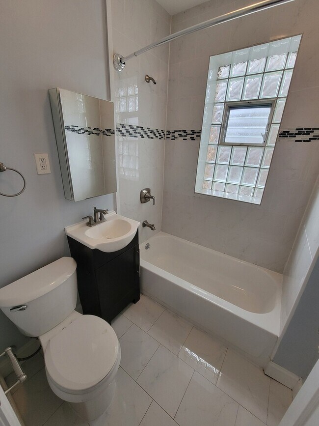 Building Photo - 4849 N Sawyer Ave