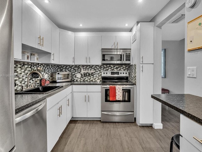 Building Photo - 3375 N Country Club Dr