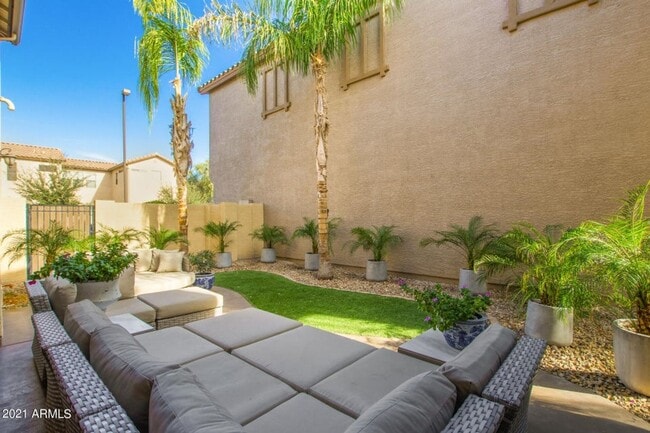 Building Photo - GORGEOUS home in THE KNOLLS at Power Ranch!