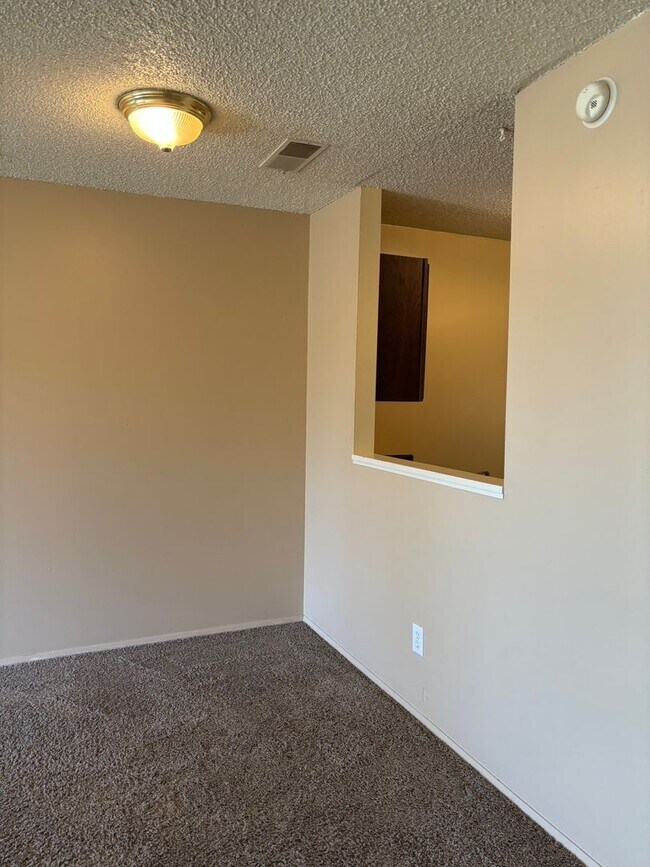 Building Photo - 1 Bedroom Condo close to Washington Square with seasonal outdoor pool and move in special!