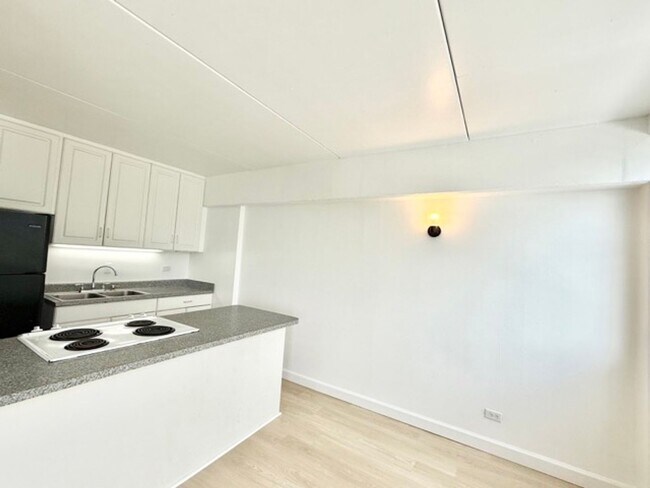 Building Photo - Renovated 2br/1ba/1pkg Condo with Amazing Mountain Views