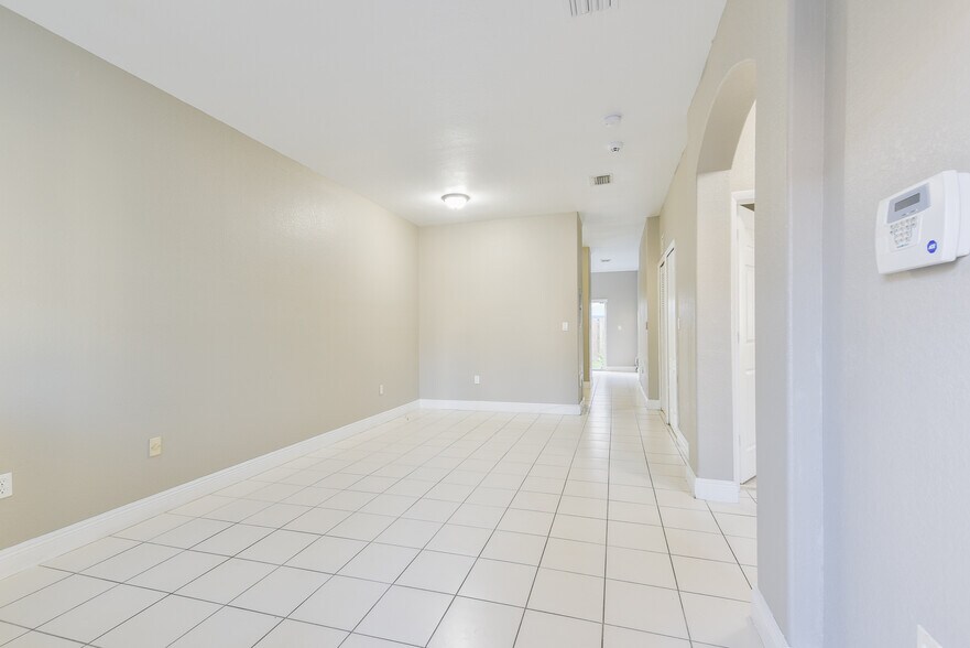Building Photo - 1663 SE 29th St # 109