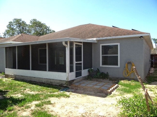 Building Photo - 4 bedroom & 2 bath home off of Bloomingdale Ave.