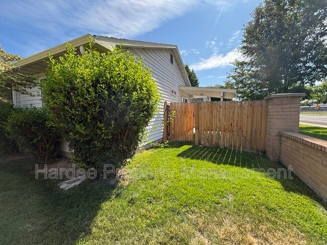 Building Photo - 688 S Gamay Ln