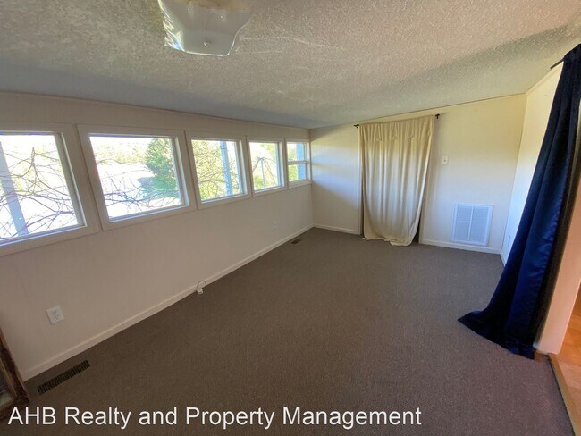 Building Photo - 3 br, 1.5 bath House - 407 Roma Rd.