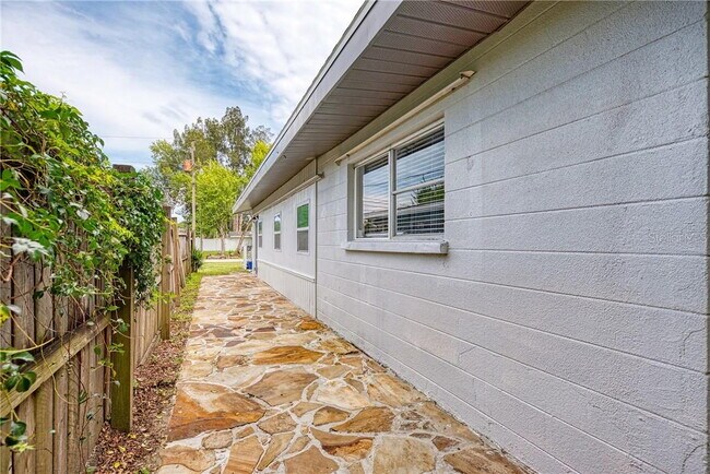 Building Photo - MOVE IN TO THIS SARASOTA HOME NOW WITH ZER...