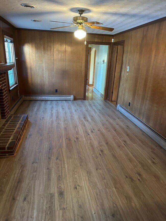 Building Photo - Well maintained 3 Bedroom/2 bath brick rancher in Mechanicsville with large backyard and two car ...