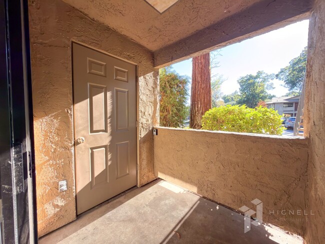 Building Photo - Gated Community, 3 Bed Condo!
