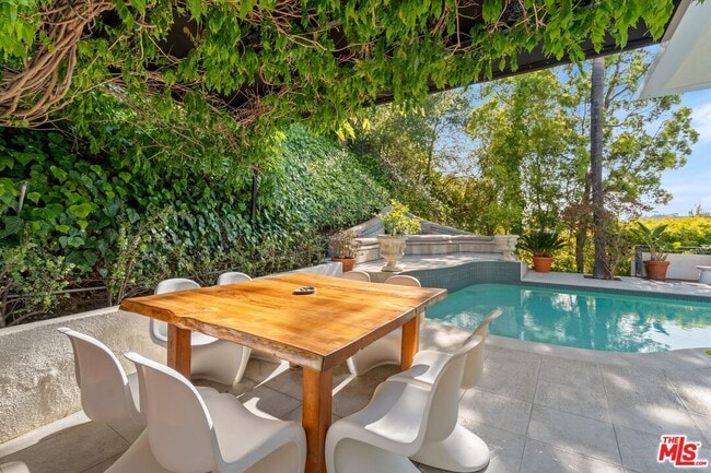Building Photo - 2328 San Ysidro Dr
