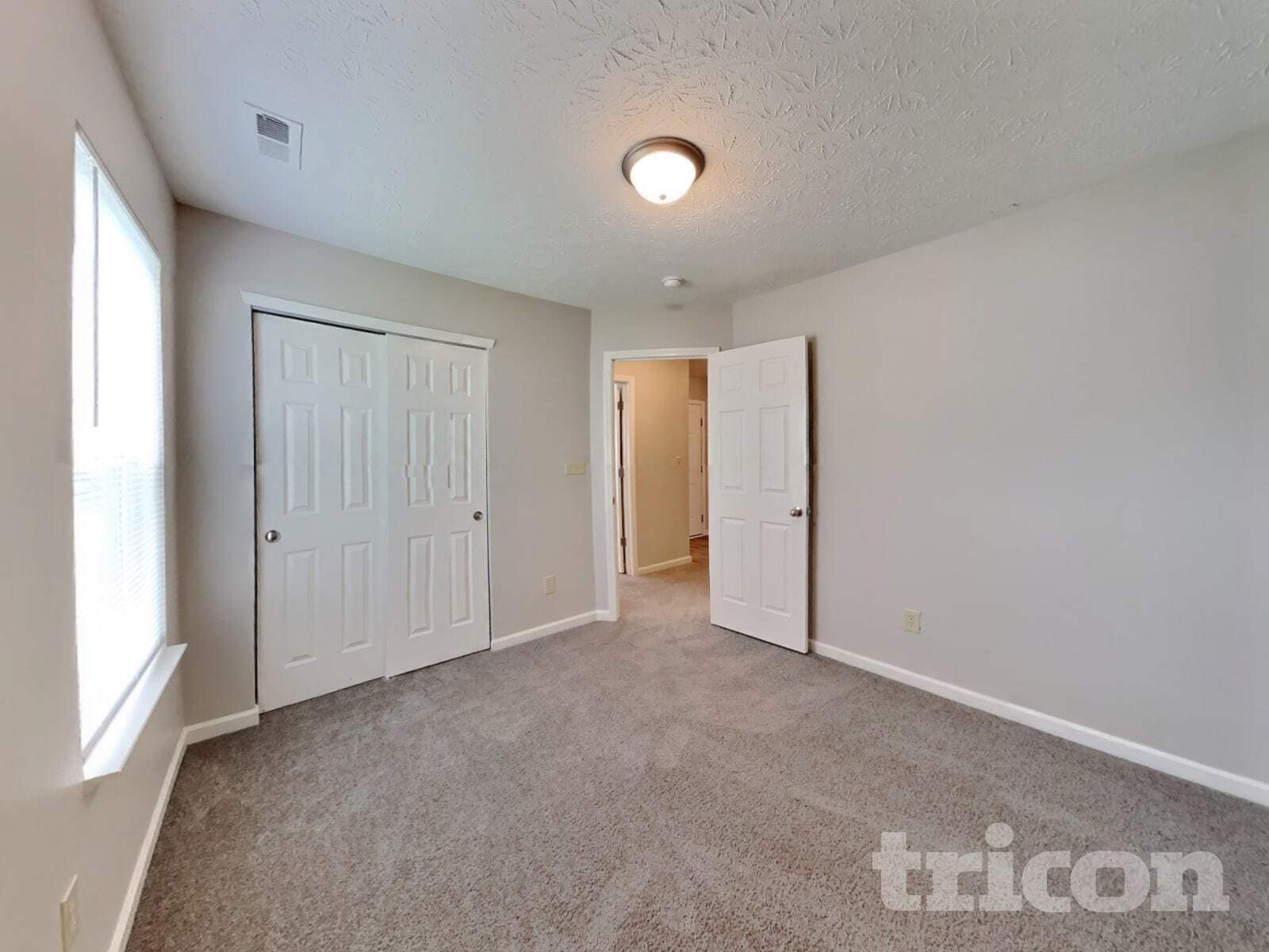 Building Photo - 1806 12 Oaks Dr