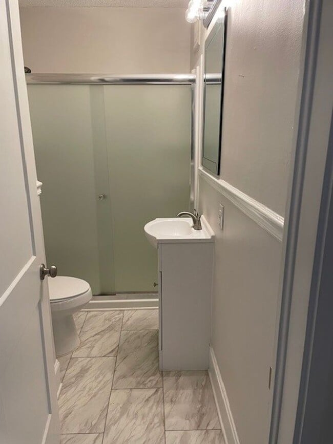 Building Photo - 2 Bedroom 1.5 Bathroom Duplex-