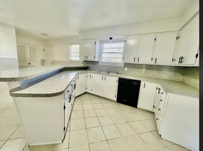 Building Photo - Pre-leasing now for 3 bed 2 bath near Texa...