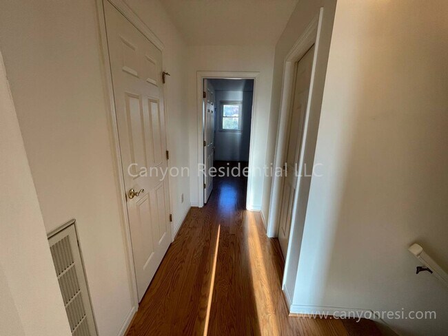 Building Photo - Beautiful 3b2b, ready to move in!