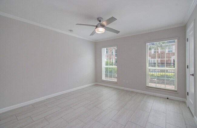 Building Photo - 355 N Post Oak Ln