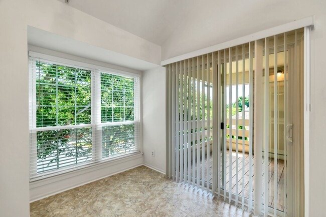 Building Photo - Rarely Available 2-Level, 2 Bed 2 Bath Upp...