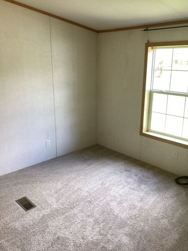 Building Photo - Three Bedroom House