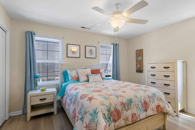 Building Photo - Coastal Comfort Awaits: Spacious 3-Bed, 3-Bath Townhouse in Surf City!