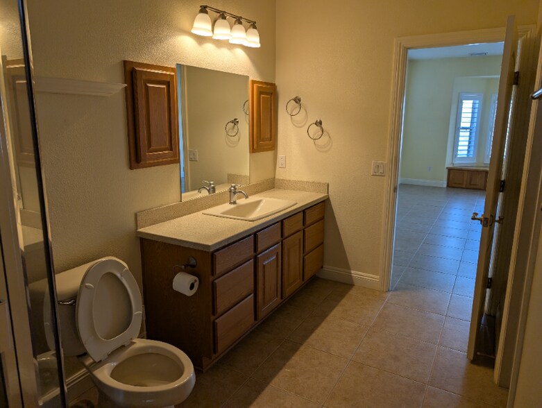 Building Photo - 3801 Malibou Ave