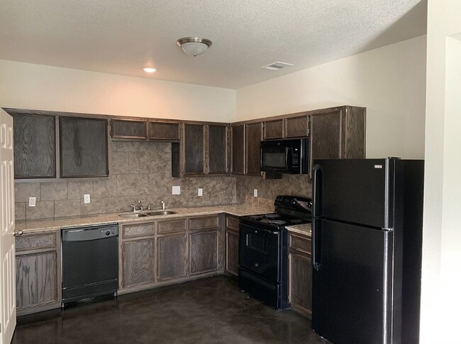 Kitchen - 1600 Van Zanten Dr