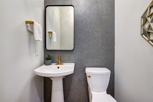 Building Photo - 820 Wakefield Dr