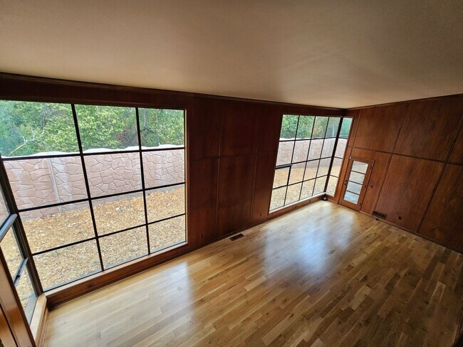 Building Photo - Stunning 5 Bed 3 Bath Naglee Park Home Wit...