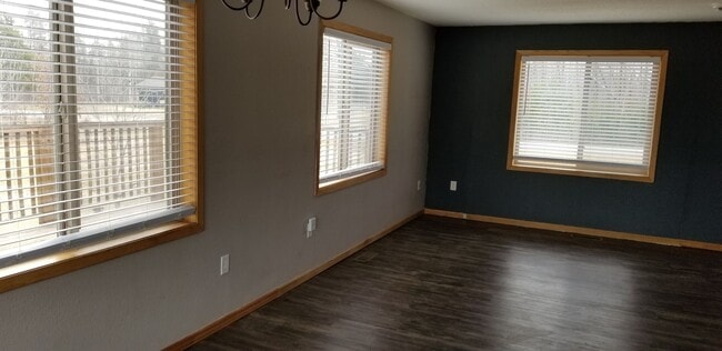 Building Photo - Private Split Level Home