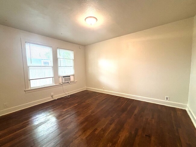 Building Photo - 4 Bedroom in Hyde Park!  Prelease for Augu...