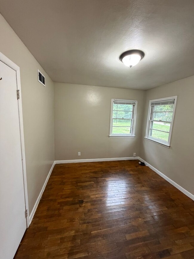 Building Photo - Spacious 2 Bedroom Home Holland Northside