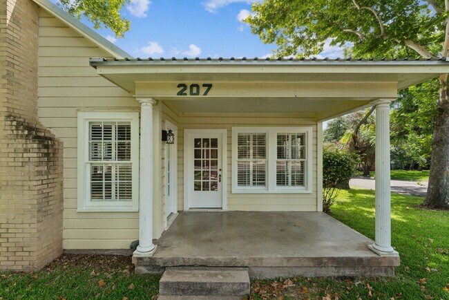 Building Photo - 3/2 Remodeled Home in Lampasas