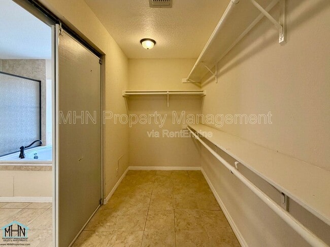 Building Photo - 1307 Adobe Run