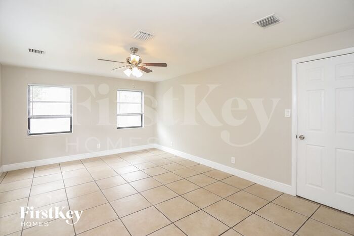 Building Photo - 1061 SW 31st St
