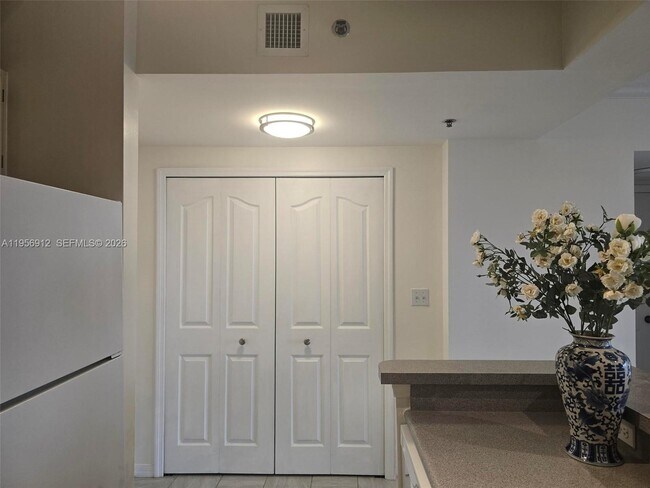 Building Photo - 2665 SW 37th Ave