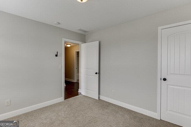 Building Photo - 323 Deer Run Dr