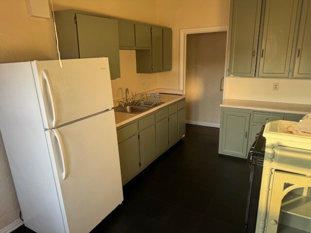 Kitchen - 2203 S Harcourt Ave