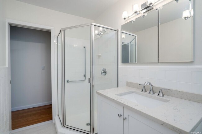 Building Photo - 10 Old Westbury Rd