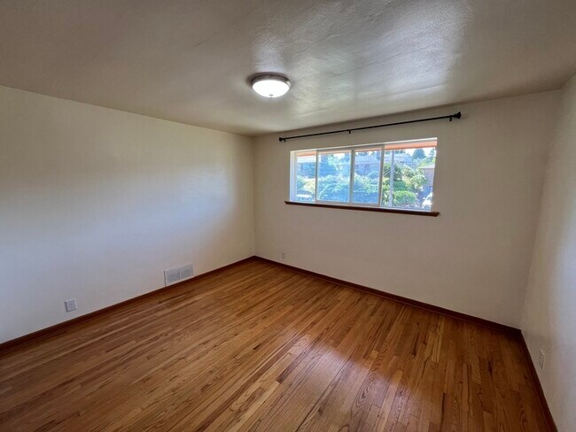 Building Photo - 2312 20th Ave S