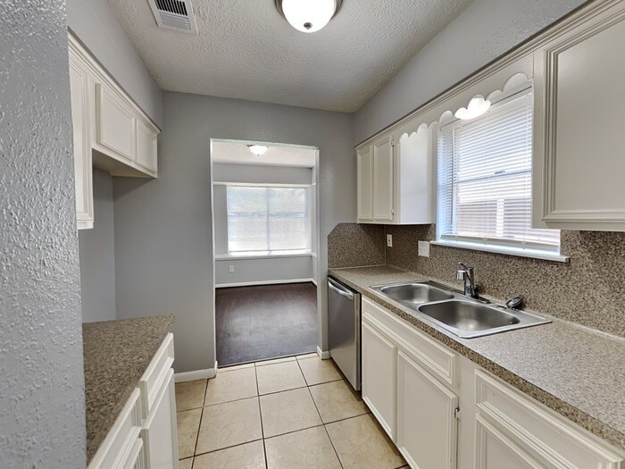 Building Photo - 16910 Barcelona Dr
